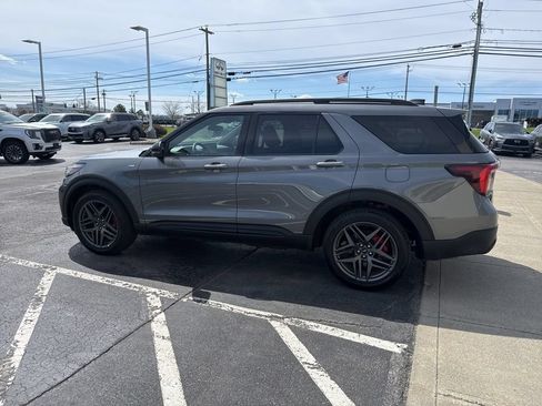Used 2025 Ford Explorer ST-Line w/ ST-Line Street Pack AWD/4WD image 9