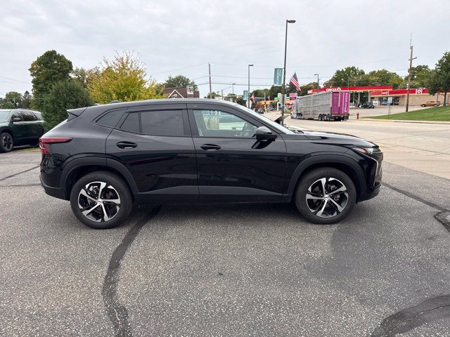 Used 2025 Chevrolet Trax RS w/ Sunroof Package FWD image 6