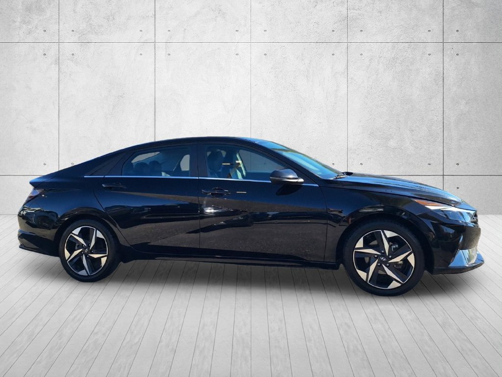 Used 2022 Hyundai Elantra Limited w/ Cargo Package FWD image 4