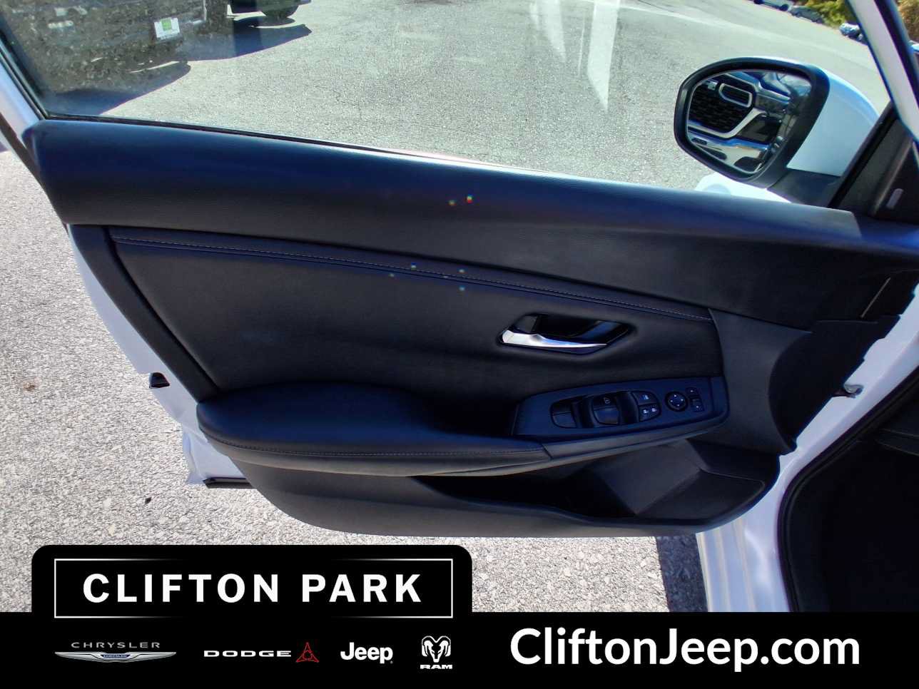 Used 2024 Nissan Sentra SV FWD image 9