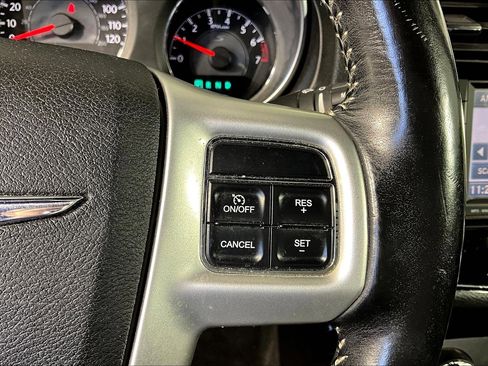Used 2011 Chrysler 200 S FWD image 11