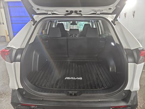 Used 2021 Toyota RAV4 XLE w/ Convenience Package FWD image 13