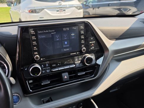 Used 2022 Toyota Highlander XLE AWD/4WD image 15