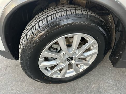 Used 2017 Nissan Rogue SV image 47