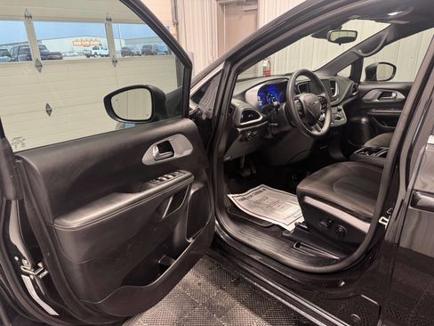 Used 2023 Chrysler Pacifica Touring image 6
