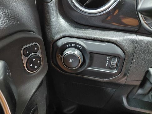 Used 2023 Jeep Wrangler Unlimited Sahara AWD/4WD image 39