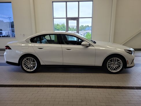 Used 2024 BMW 530i xDrive w/ Premium Package AWD/4WD image 4