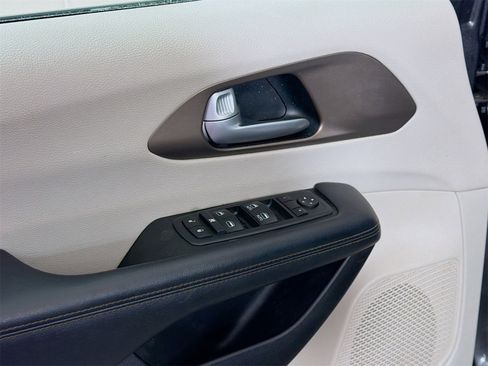 Used 2017 Chrysler Pacifica Touring-L image 20