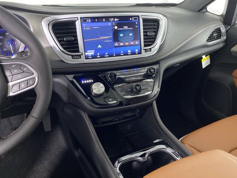 New 2026 Chrysler Pacifica Pinnacle AWD/4WD image 24