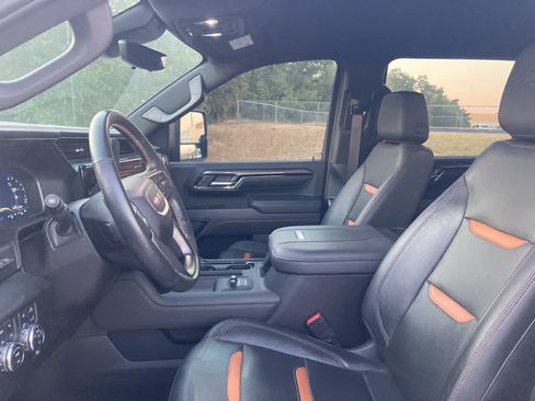 Used 2024 GMC Sierra 2500 AT4 w/ Technology Package AWD/4WD image 4