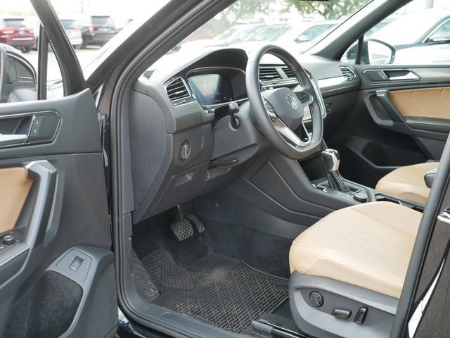 Certified 2024 Volkswagen Tiguan SE w/ Panoramic Sunroof Package AWD/4WD image 12