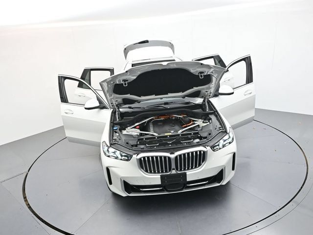Used 2025 BMW X5 xDrive50e AWD/4WD image 43