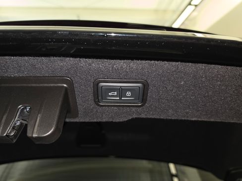 Used 2022 Audi S8 w/ S8 Comfort Plus Package AWD/4WD image 13