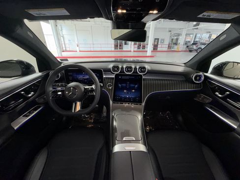 Used 2025 Mercedes-Benz GLC 300 4MATIC image 23
