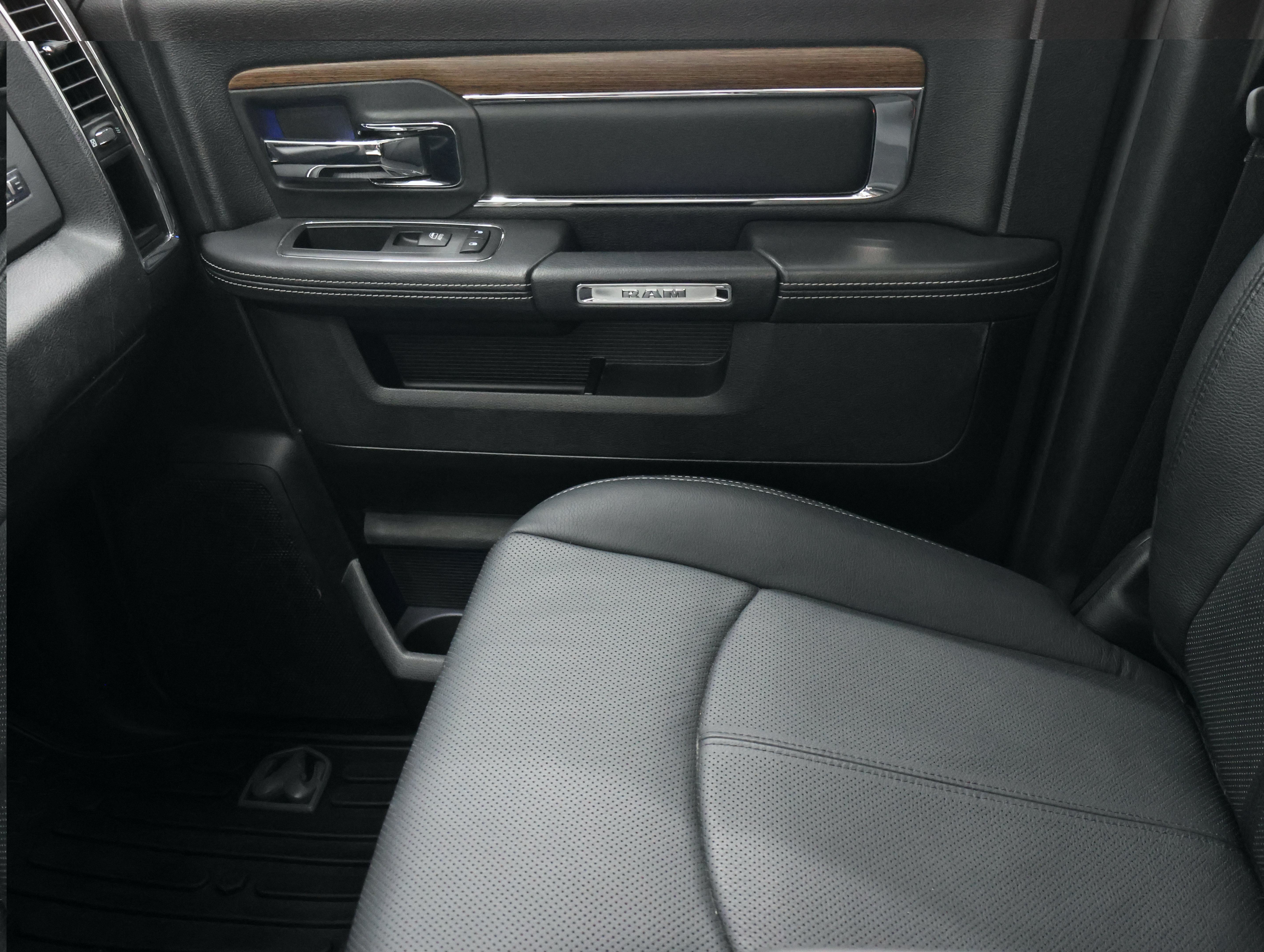 Used 2018 RAM 1500 Laramie w/ Convenience Group AWD/4WD image 14