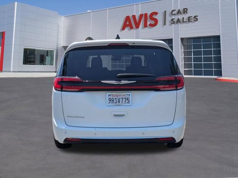 Used 2025 Chrysler Pacifica Select FWD image 7