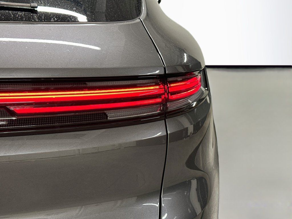 Certified 2024 Porsche Cayenne AWD/4WD image 33