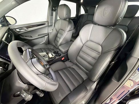 Certified 2026 Porsche Macan AWD/4WD image 5