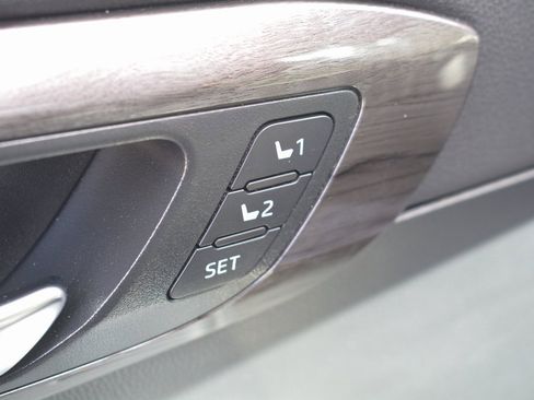 Used 2023 Toyota Highlander Limited image 8