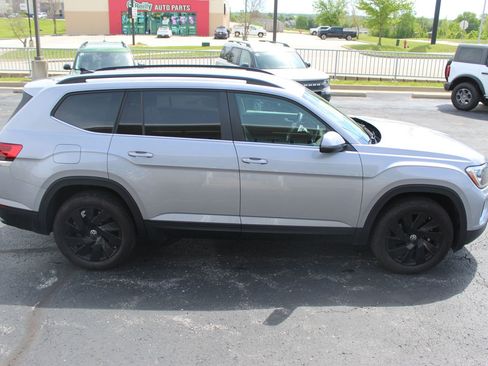 Used 2024 Volkswagen Atlas SE AWD/4WD image 7
