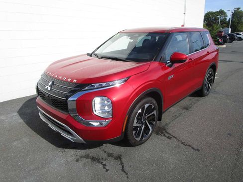 Used 2023 Mitsubishi Outlander SE image 1