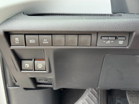 Used 2026 Toyota Sienna XLE FWD image 18