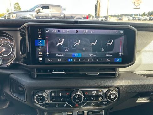 Used 2025 Jeep Wrangler Sport image 15