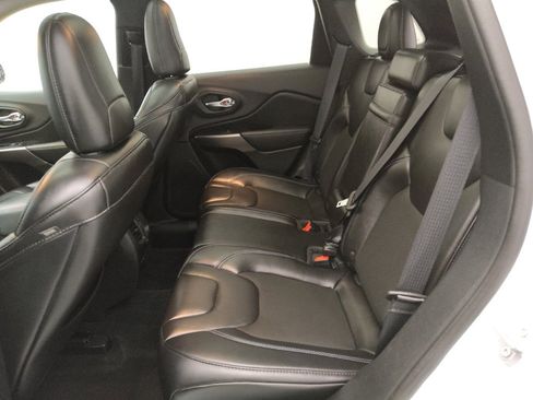 Used 2019 Jeep Cherokee Latitude Plus w/ Comfort/Convenience Group image 18