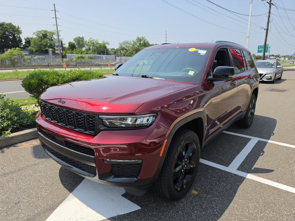 Used 2024 Jeep Grand Cherokee L Limited w/ Black Appearance Package AWD/4WD image 9