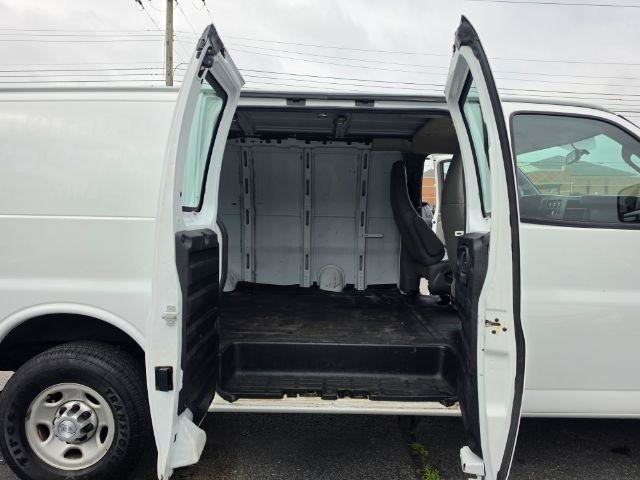 Used 2017 Chevrolet Express 2500 RWD image 25
