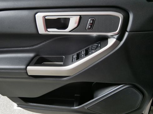 Used 2023 Ford Explorer XLT AWD/4WD image 19
