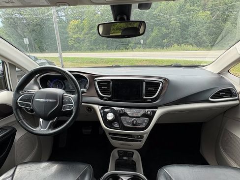 Used 2019 Chrysler Pacifica Touring-L Plus w/ Tire & Wheel Group FWD image 6