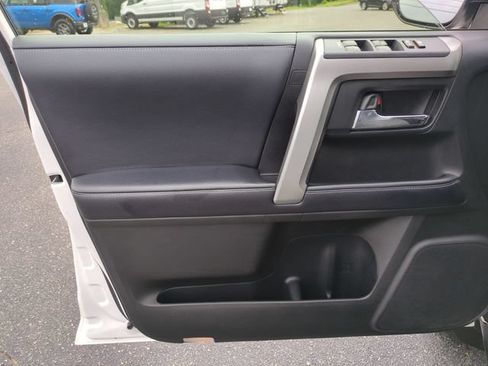 Used 2018 Toyota 4Runner SR5 AWD/4WD image 12