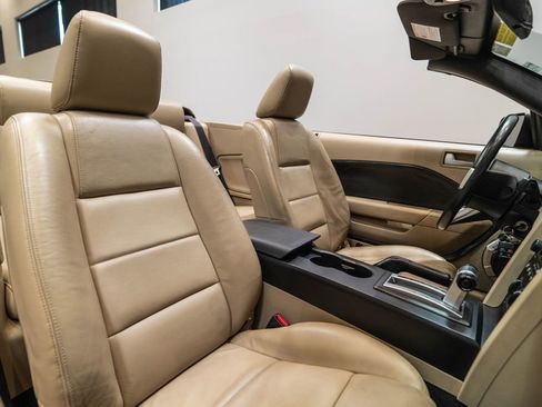 Used 2005 Ford Mustang Convertible RWD image 17