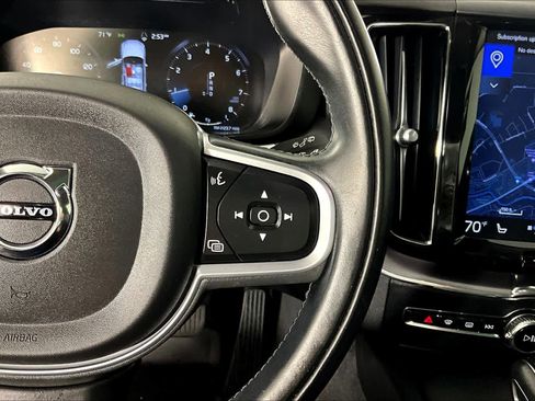 Used 2020 Volvo XC60 T5 Momentum w/ Premium Package image 24