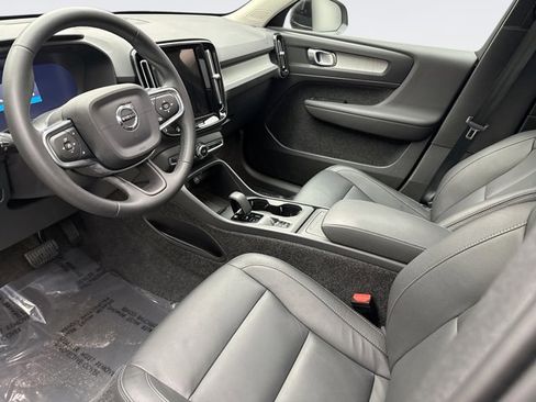 Used 2025 Volvo XC40 B5 Core image 10