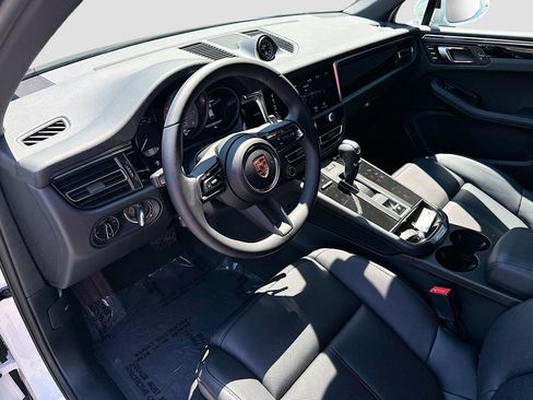 Certified 2025 Porsche Macan S AWD/4WD image 4