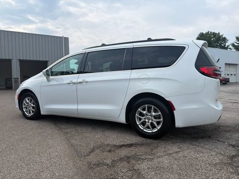 Used 2022 Chrysler Pacifica Touring-L FWD image 9