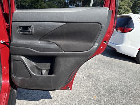 Used 2018 Mitsubishi Outlander ES image 29