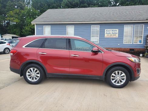 Used 2017 Kia Sorento FWD w/ LX Convenience Package image 4