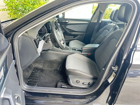 Used 2025 Volkswagen Jetta SE image 32