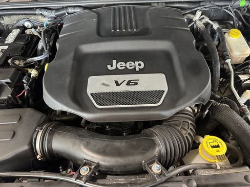 Used 2017 Jeep Wrangler Sahara w/ Connectivity Group AWD/4WD image 6