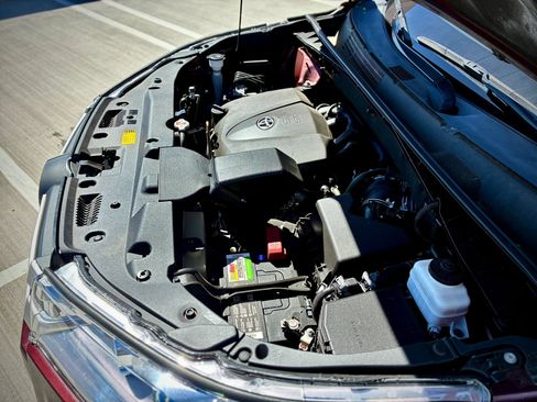 Used 2019 Toyota Highlander XLE FWD image 18