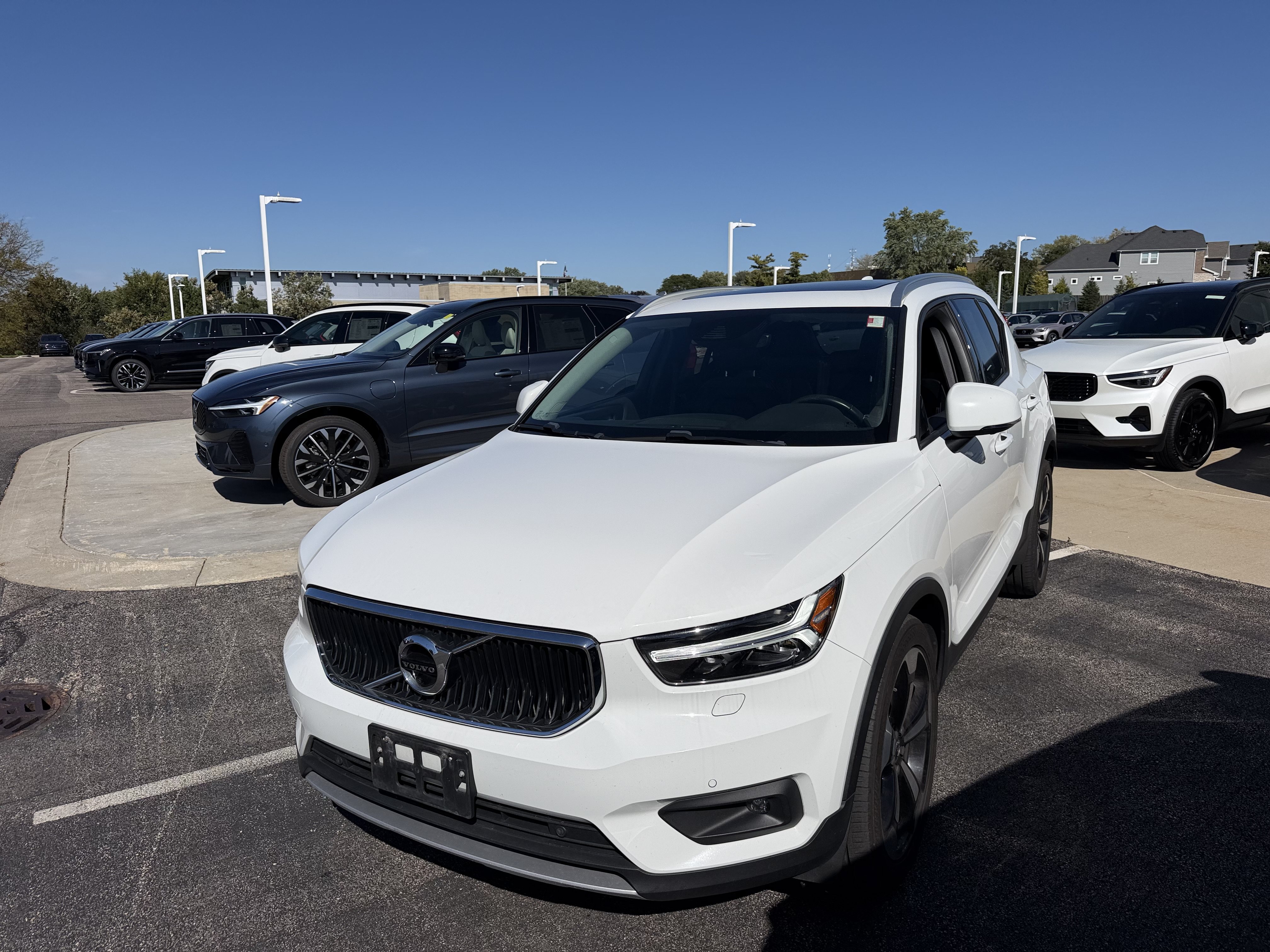 Used 2020 Volvo XC40 T5 Momentum w/ Protection Package Premier AWD/4WD image 6