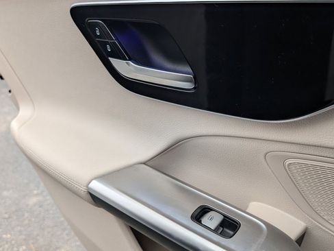 Used 2025 Mercedes-Benz C 300 4MATIC Sedan image 25