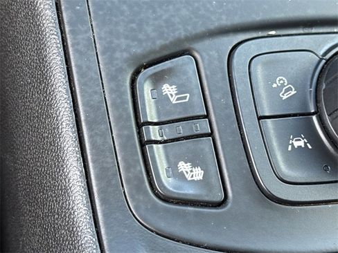 Used 2023 GMC Terrain SLT image 28