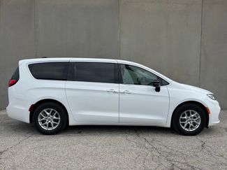 Used 2024 Chrysler Pacifica Touring-L video 2
