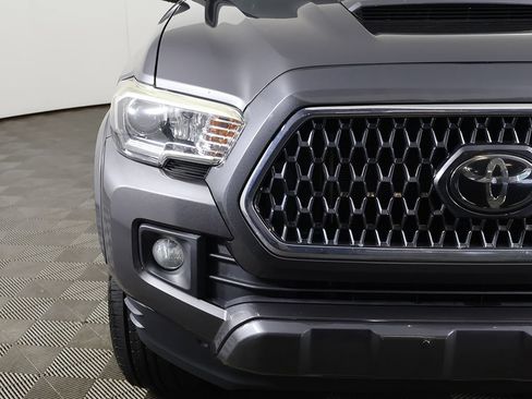 Used 2018 Toyota Tacoma TRD Sport AWD/4WD image 11