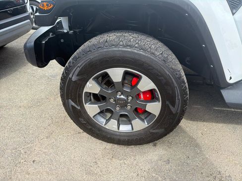 Used 2022 Jeep Wrangler Unlimited Sahara w/ LED Lighting Group AWD/4WD image 12