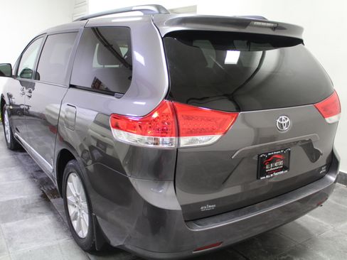 Used 2014 Toyota Sienna LE image 4